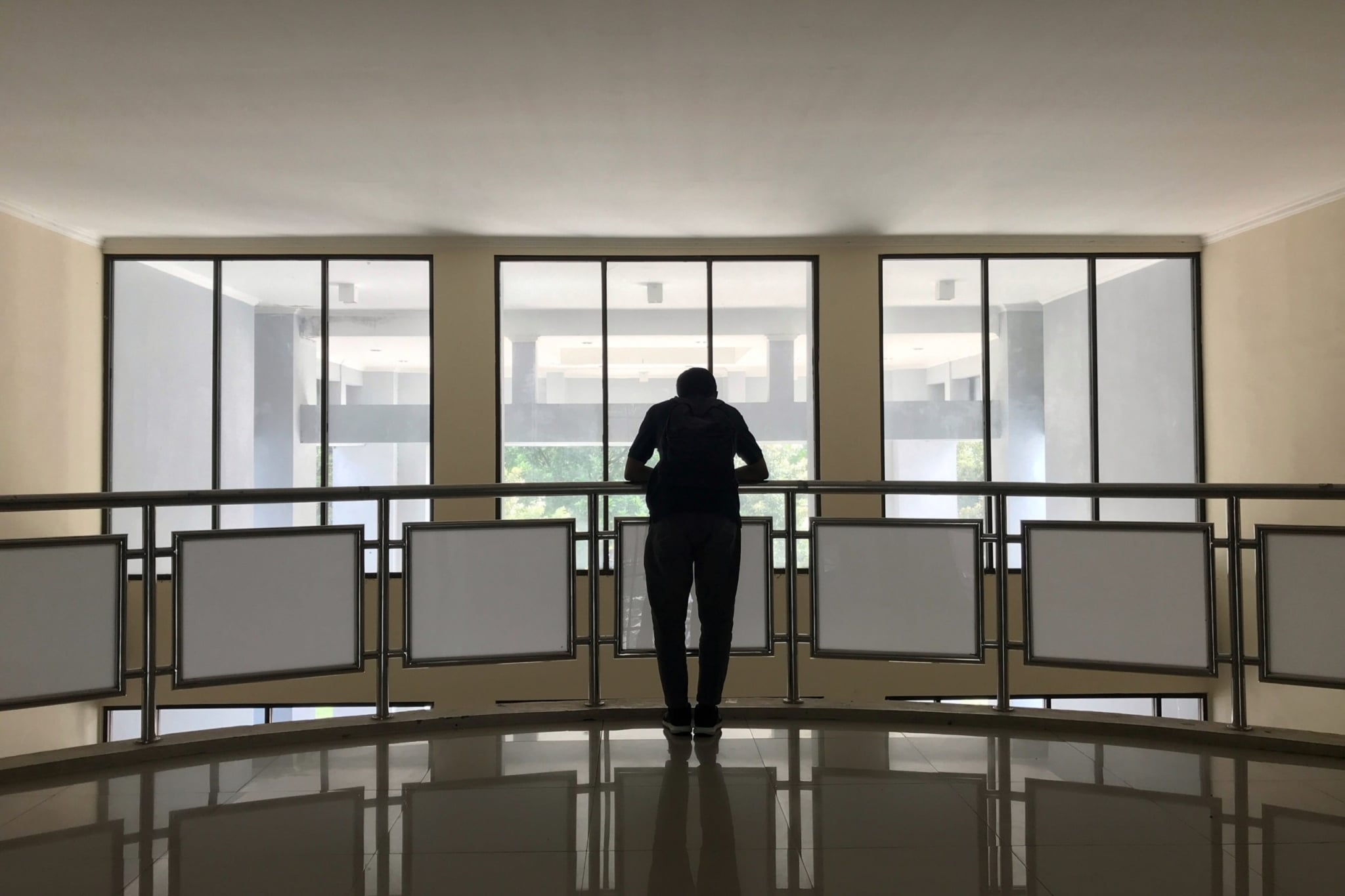 Man on his back leaning on a balcony